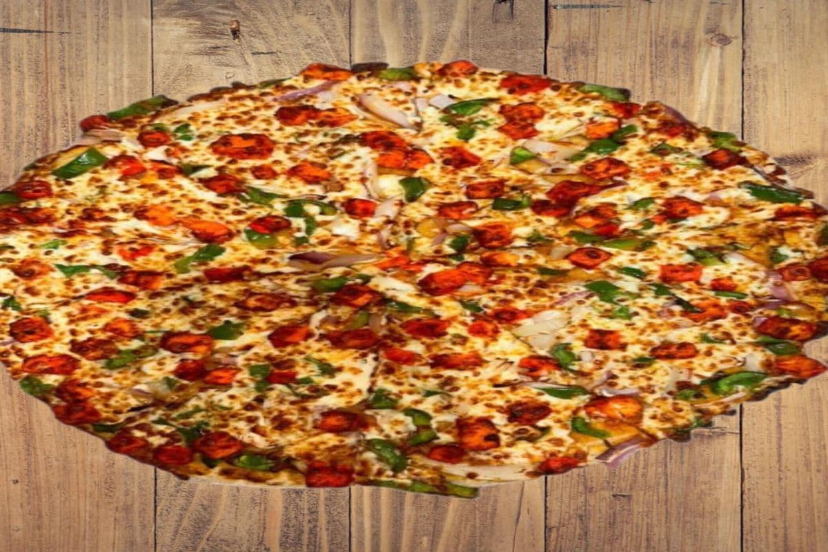 Tandoori Paneer Pizza - Everyday Special (5 Toppings, 1 Dip, 1 Pop)