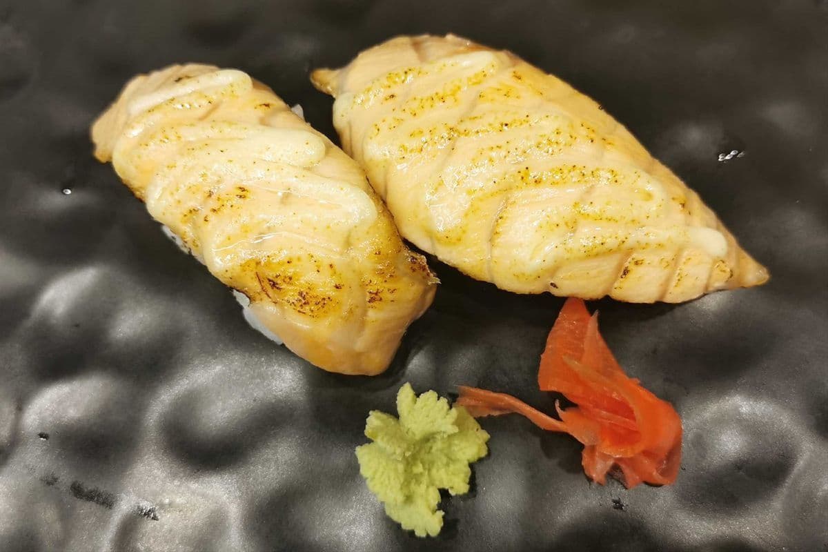 Salmon Sushi (2 pcs)