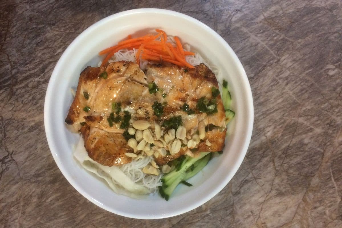 B61. Grilled Salmon Fillet on Vermicelli Bowl/ Bun Ca Salmon Nuong