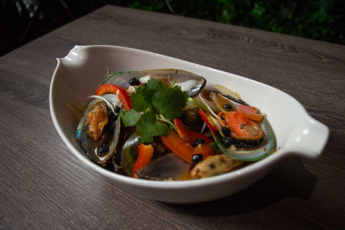 A13. Stir Fried Mussels with Black Bean Sauce (Chem Chep Xao Tuong Den)