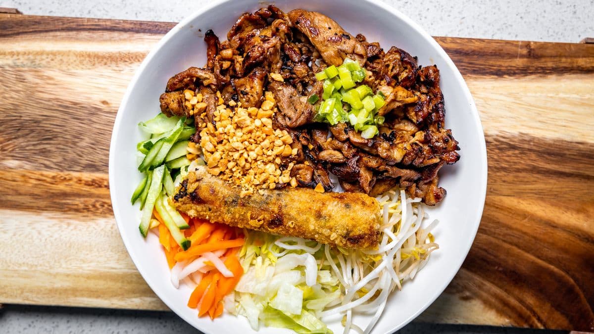 28. Grilled Sliced Beef, Pork & Spring Roll Vermicelli Bowl / Bún Thit Nướng Chả Giò