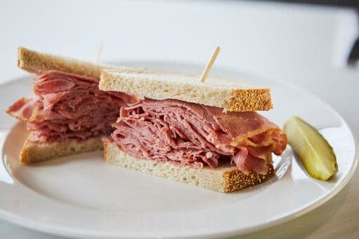 "Jumbo" Sandwich Viande Fumée / "Jumbo" Smoked Meat Sandwich