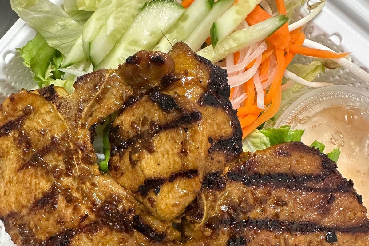 V9.Grilled Pork Chop and Spring Roll Vermicelli -春卷燒豬肋骨粉絲- Bún Sườn Nướng Chả Giò