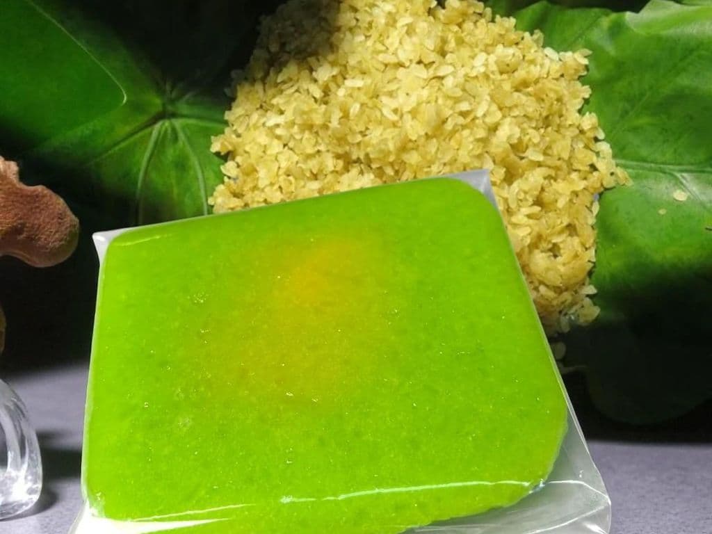 Green rice cake (bánh cốm)