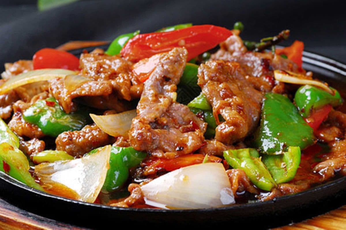Fried Beef with Black Pepper on Sizzling Plate (铁板黑椒牛柳)