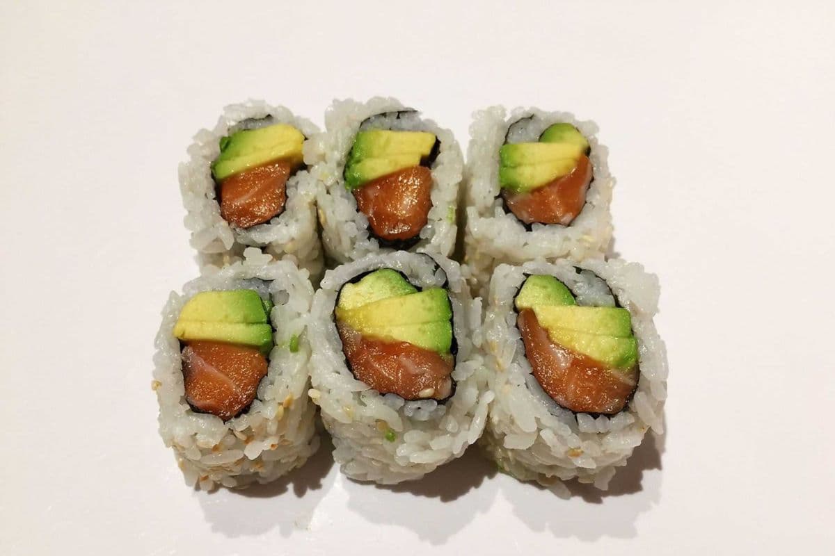 C26. Salmon Avocado Roll (6 pcs)