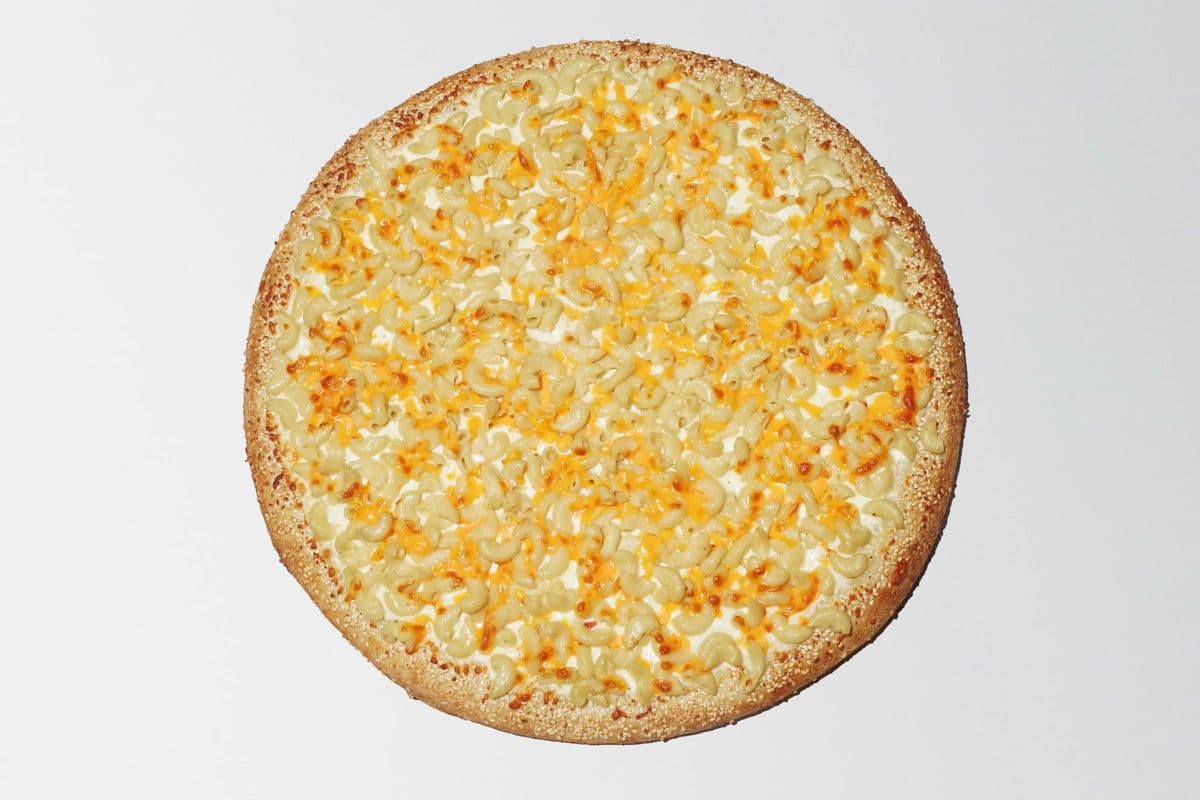 Medium Macaroni and Cheese Pizza