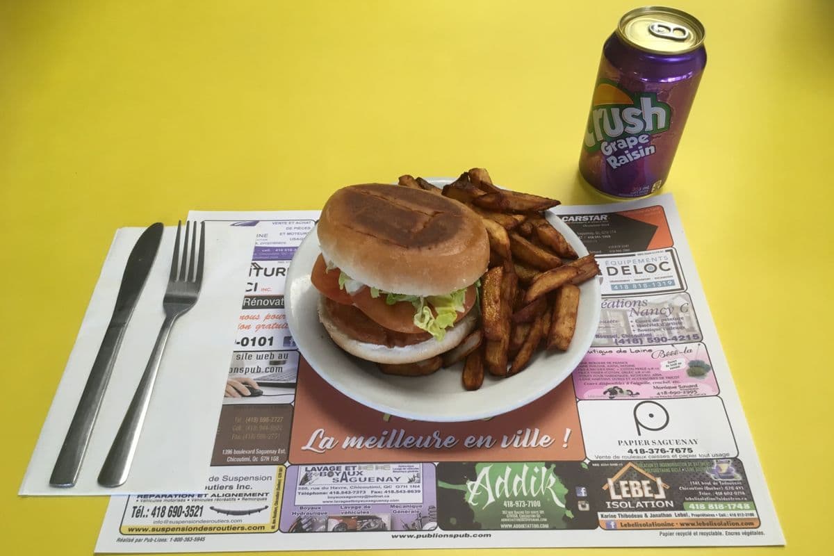 12. Trio avec un burger au poulet, frites et boisson / Trio with One Chicken Burger, Fries, and Beverage