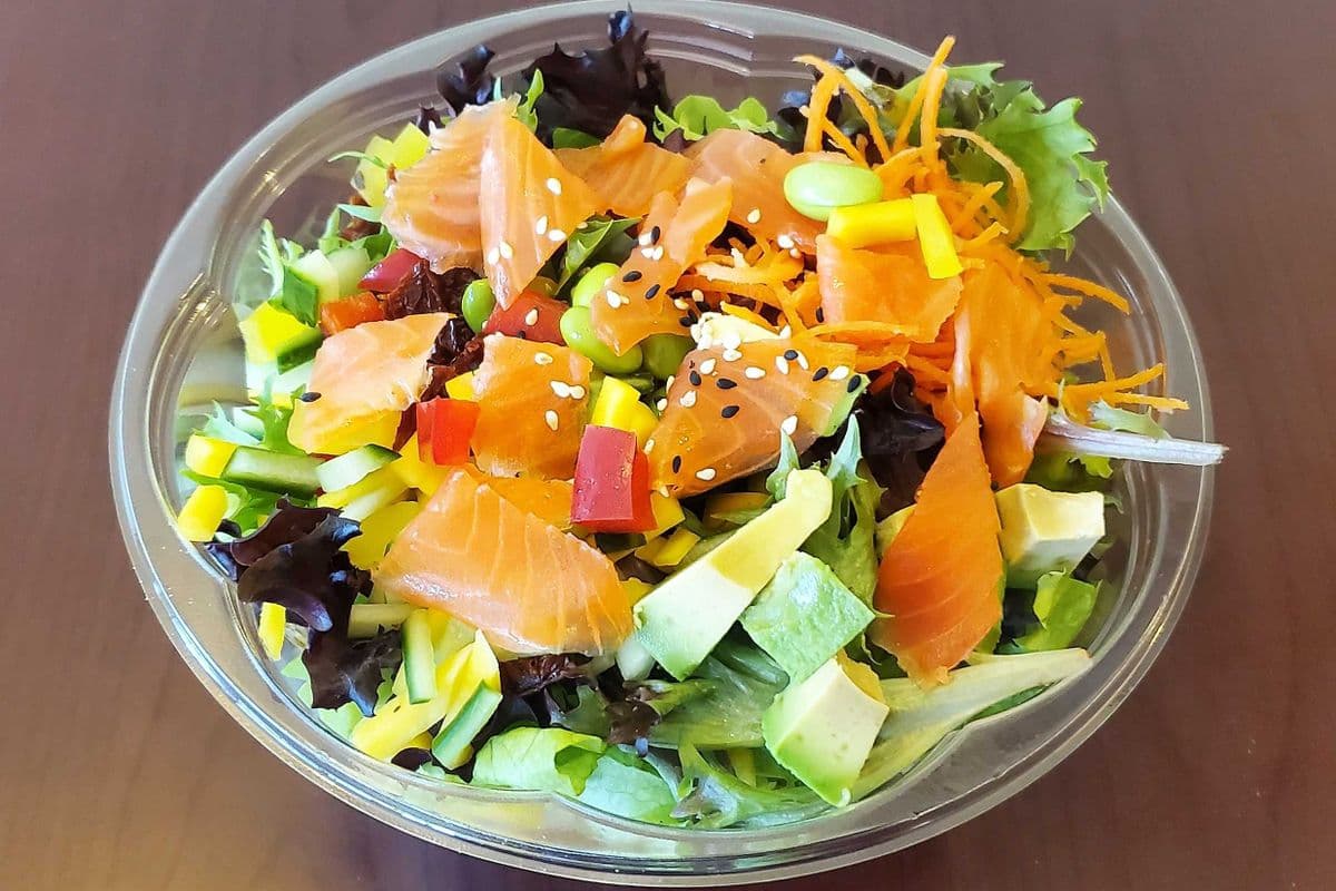 Bol poké au saumon fumé