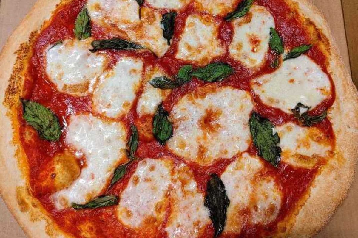 Medium Margherita pizza