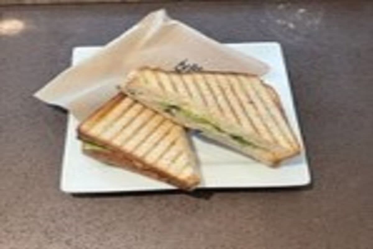 Tuna Salad Sandwich (205 gm) (480 Cal)