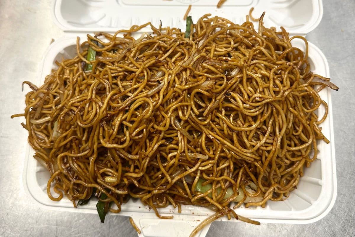 Nouilles frites avec sauce soya et germes de haricots / Fried Noodles with Soy Sauce and Bean Sprouts