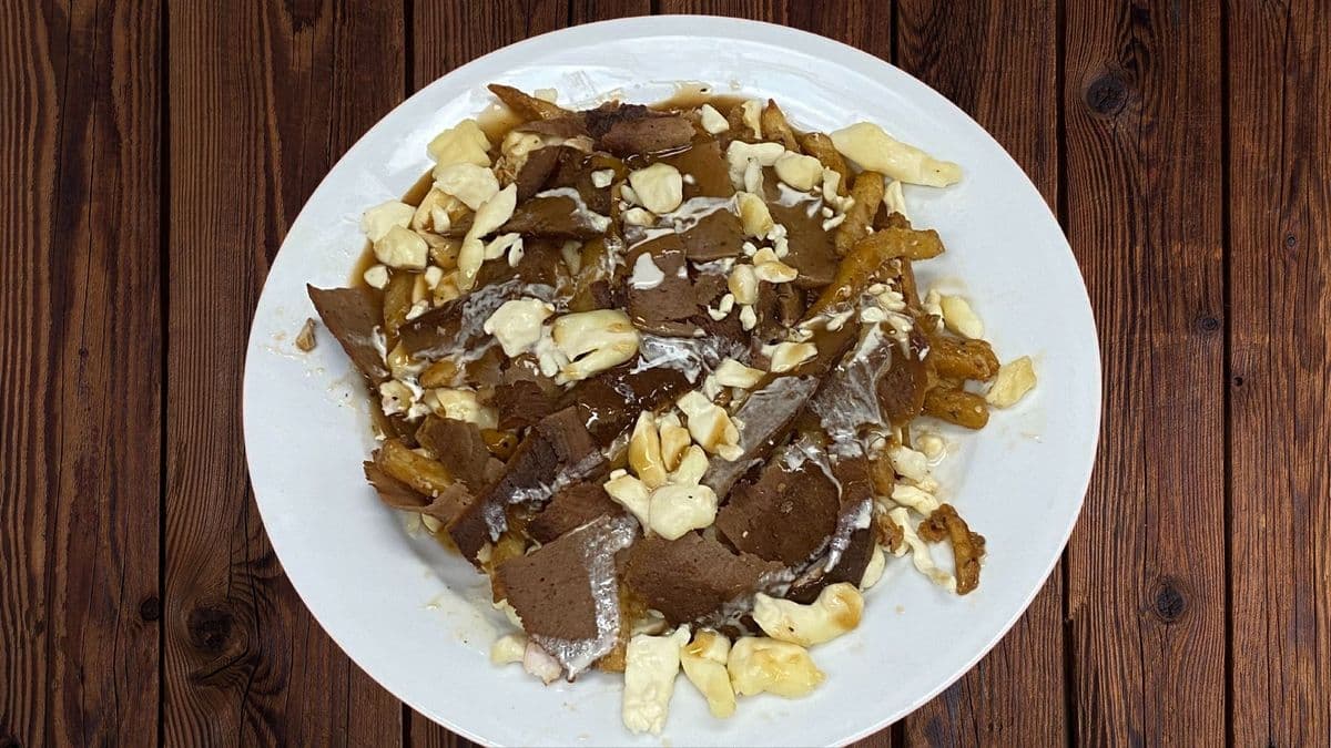Grande poutine à l'agneau / Large Poutine with Lamb