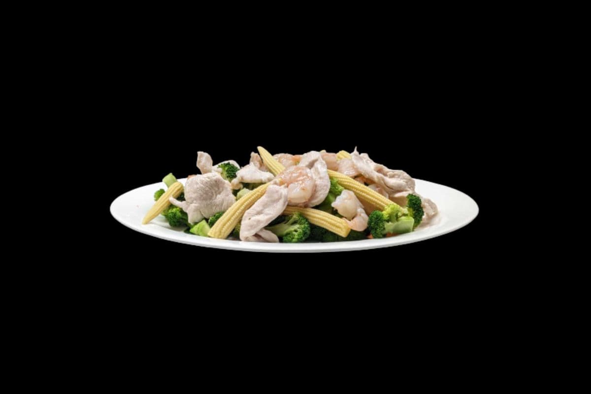 147. Stir-Fried Chicken, Shrimp, Baby Corn, and Broccoli