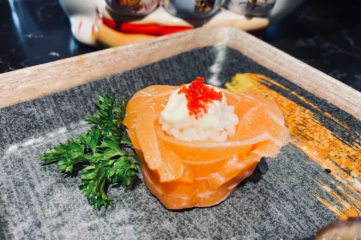 Salmon Rose Sushi (2 pcs)