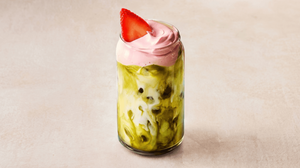 Strawberry Matcha Iced Latte / Latte glacé au matcha et à la fraise