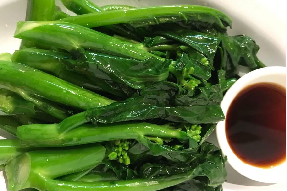 114. Brocoli chinois à la vapeur avec sauce aux huîtres / Steamed Chinese Broccoli with Oyster Sauce