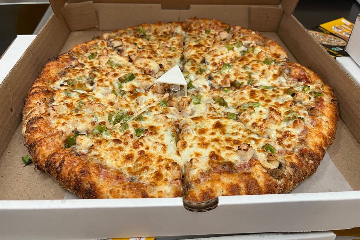 10" Chicken Deluxe/Chicken Veggie Pizza