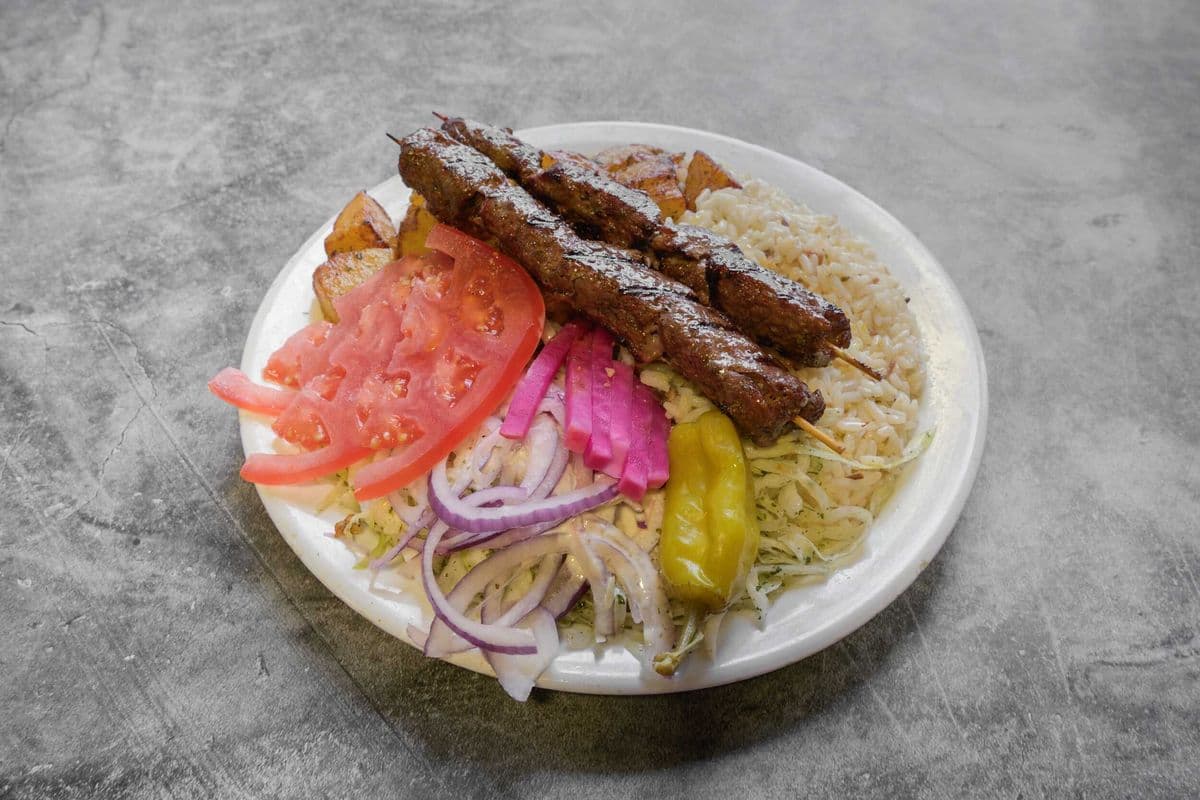 Plat de brochettes de boeuf