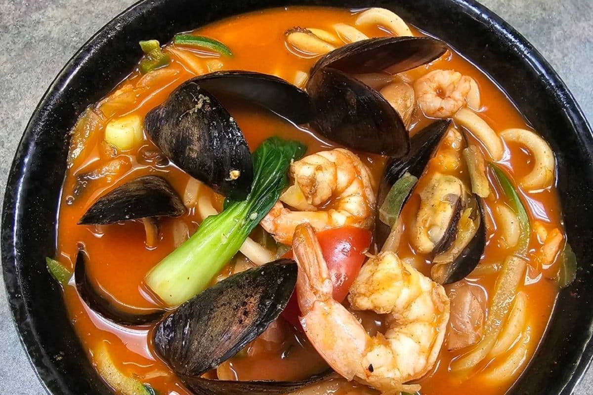 M12. Spicy Seafood Noodle