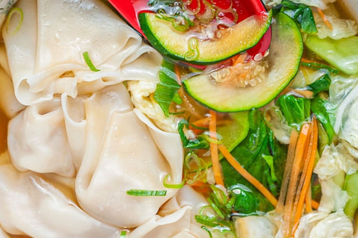D-12 Nouilles fraîches et légumes dans un bouillon de poulet / Fresh Noodles and Vegetables in Chicken Broth