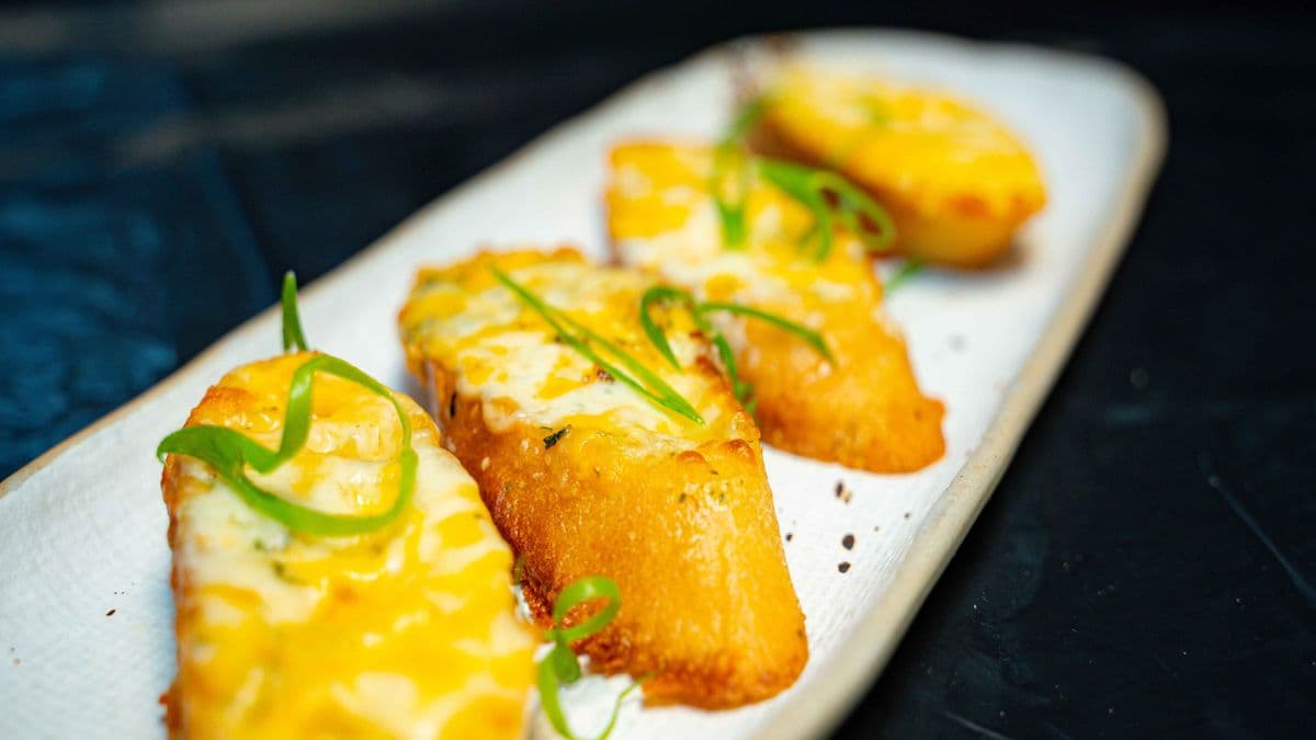 Garlic Bread w/ Cheese & Bacon