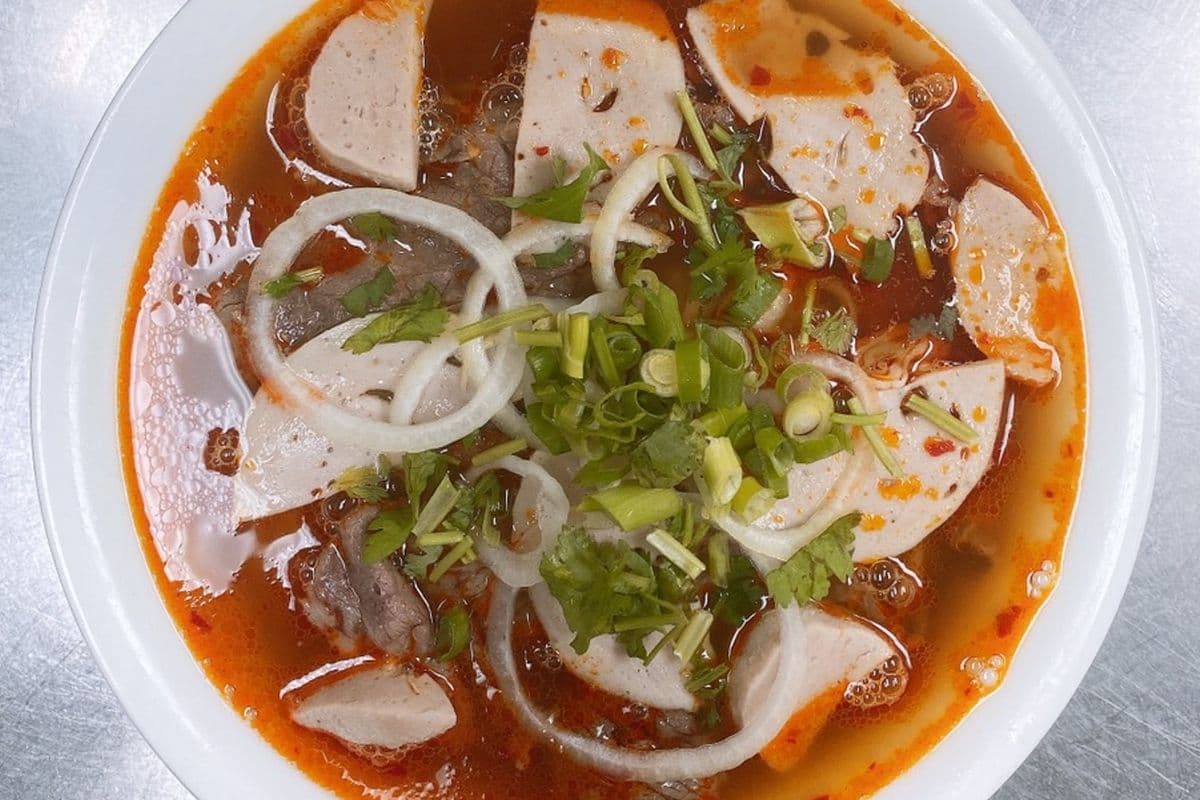 E3. Sliced Pork and Beef with Vermicelli in Soup - Bun Bo Hue