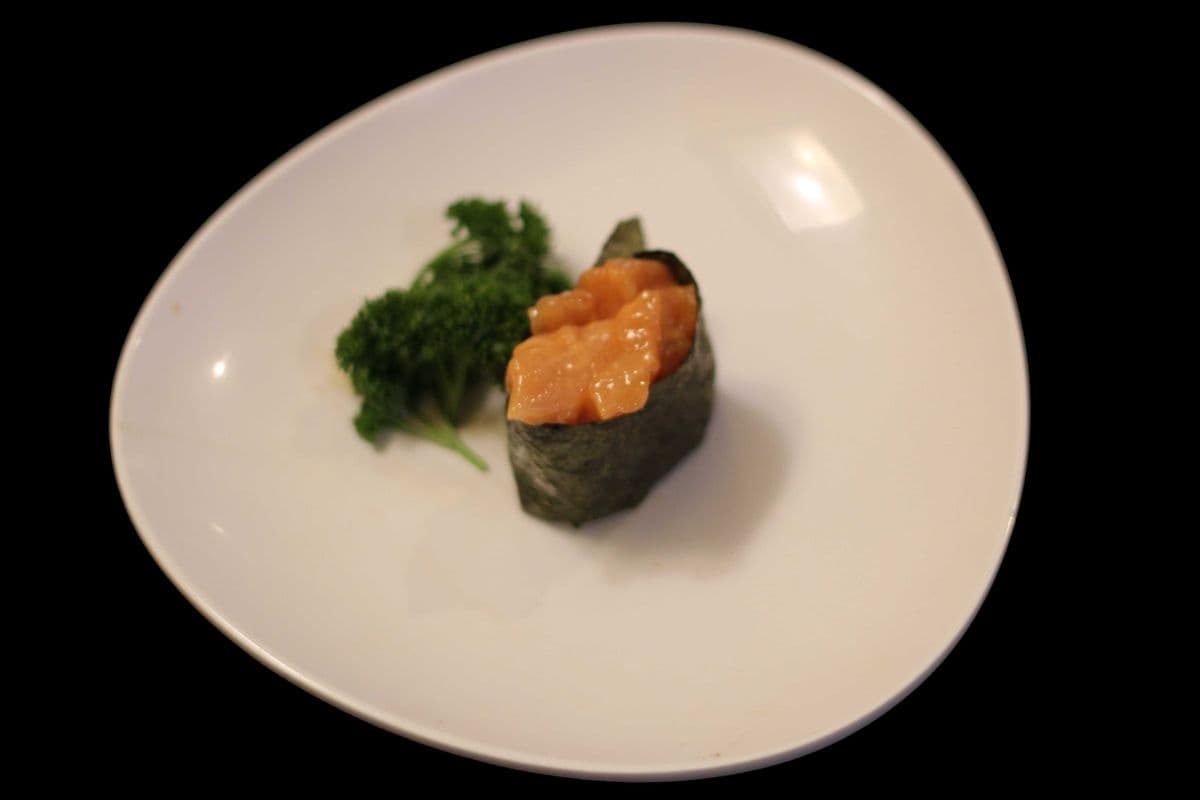 Spicy Salmon Sushi (2 pcs)