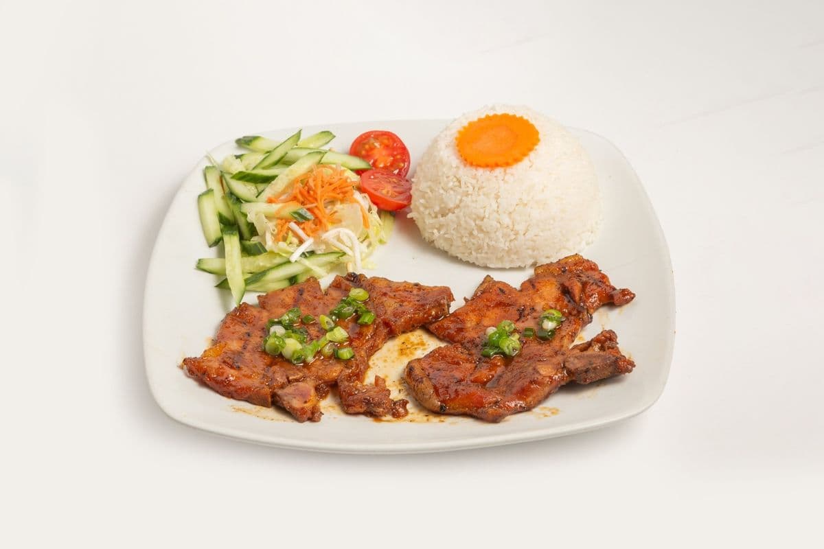 R1. Grilled Pork Chop on Rice / Com Suon Heo Nuong