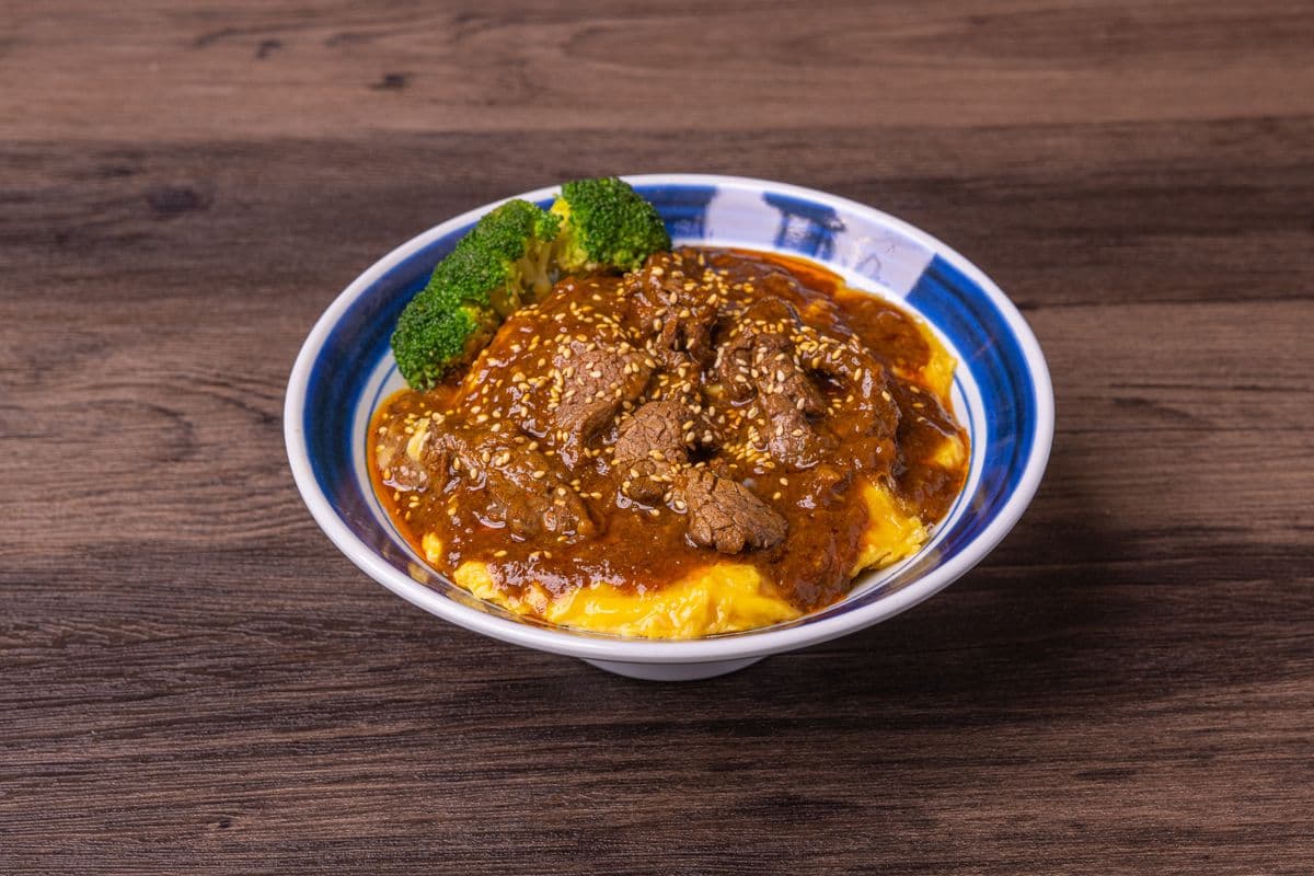 A06. Satay Beef and Scrambled Eggs on Rice (沙爹牛肉滑蛋燴飯)