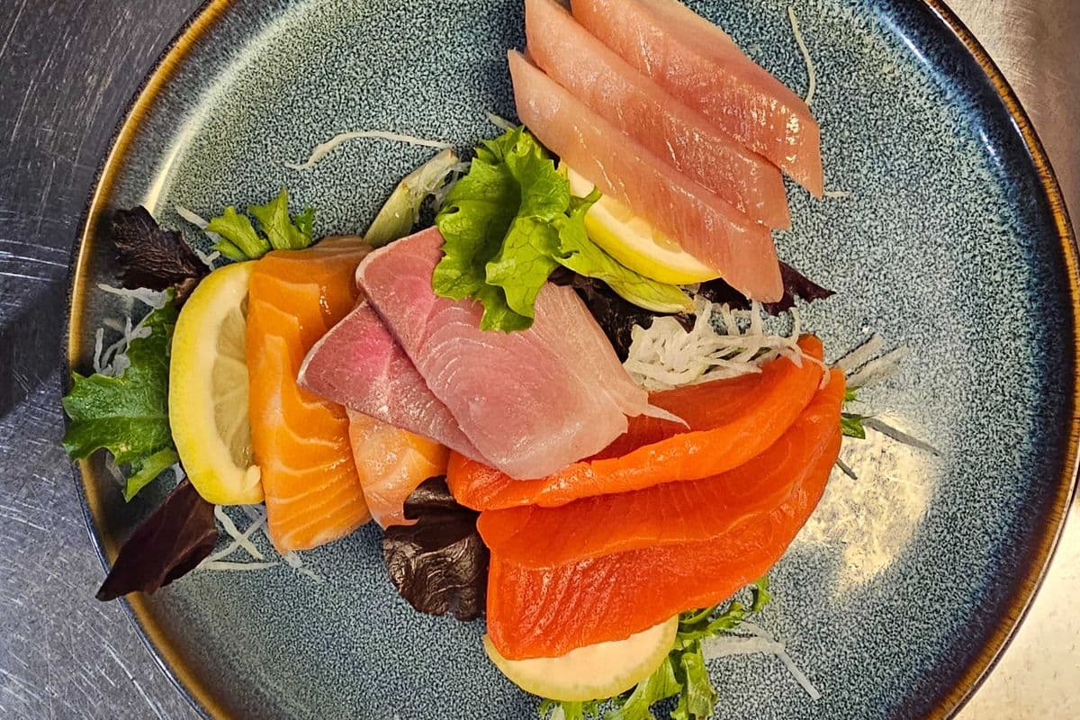 Assorted Sashimi (11 pcs)