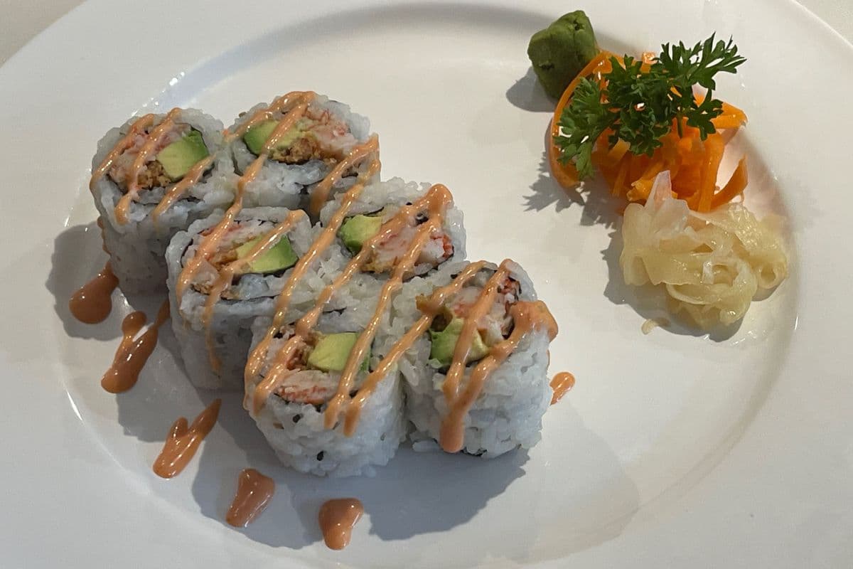 Spicy Crab with Avocado Roll (6pcs)