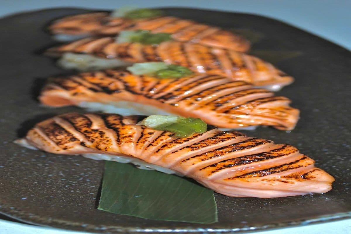401. Torched Salmon Sushi (2pcs)