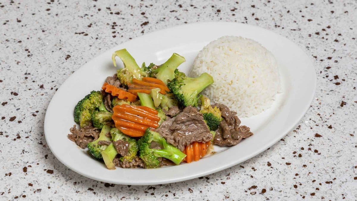 73. Stir Fried Beef with Broccoli On Steamed Rice