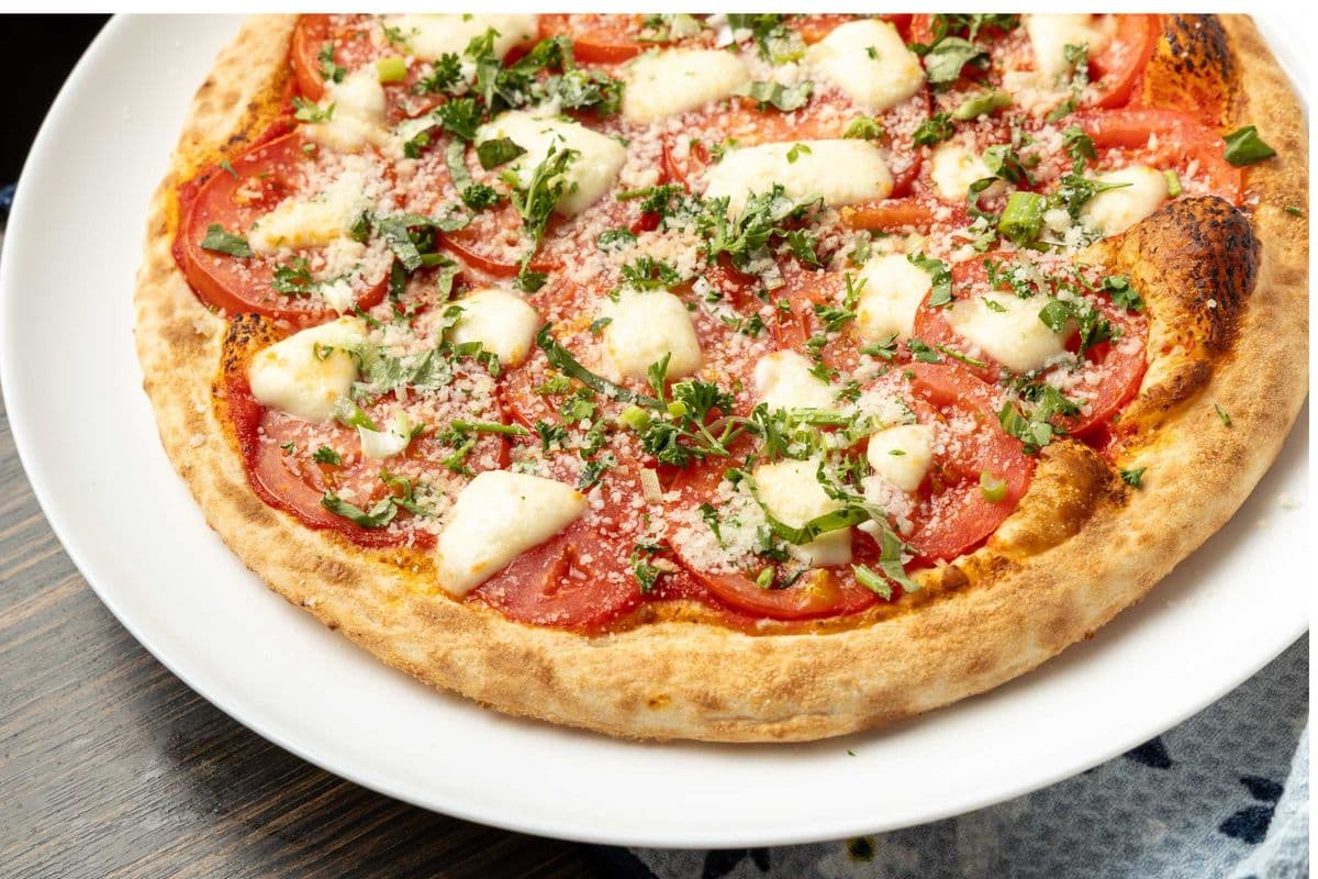 10" pizza petite margherita / 10" Small Margherita Pizza