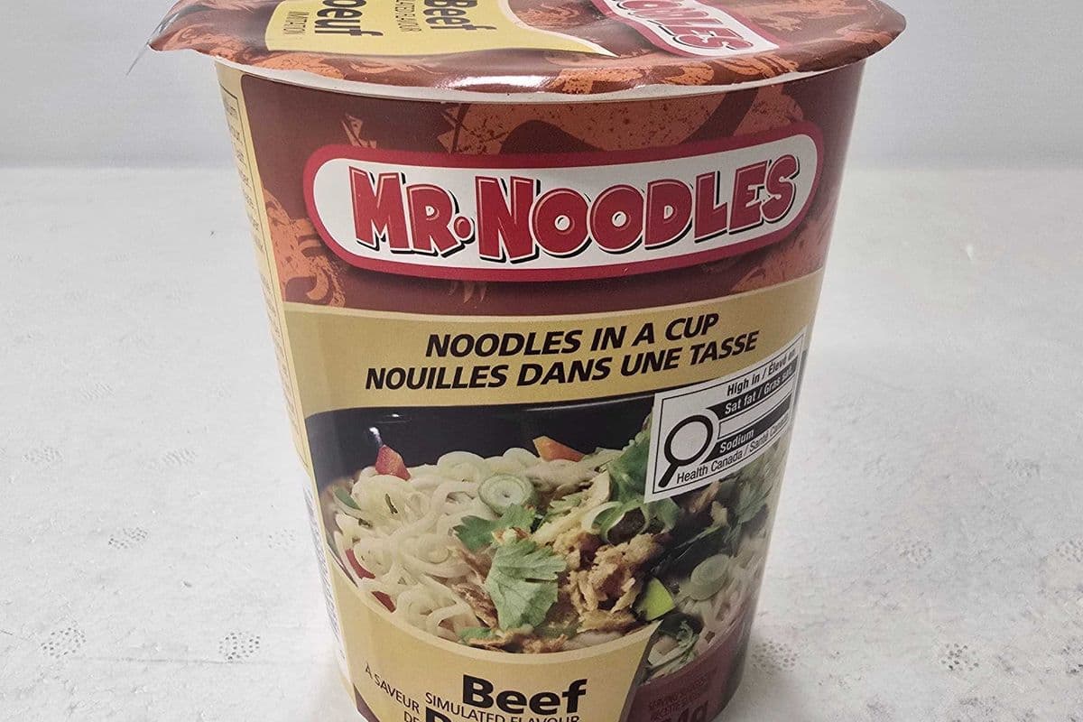 Mr. Noodles Beef flavour noodle cup (64g)