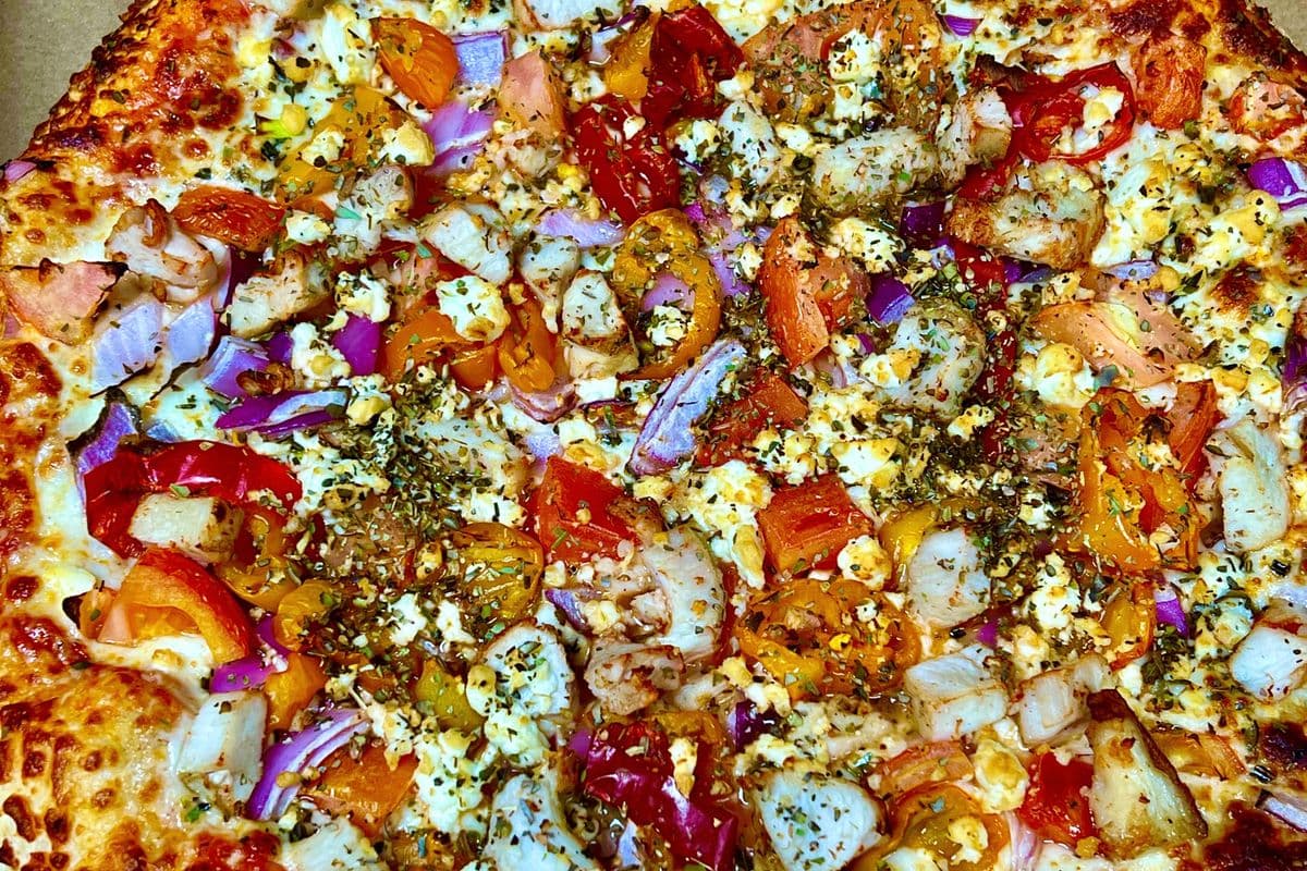 14" Large Chicken Mediterranean Pizza