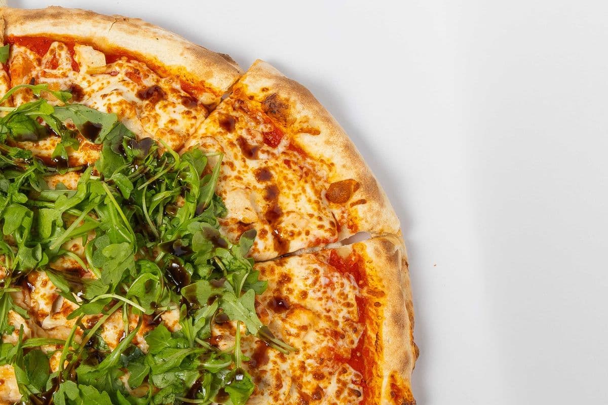 12" moyenne pizza poulet et parmesan / 12" Medium Chicken and Parmesan Pizza
