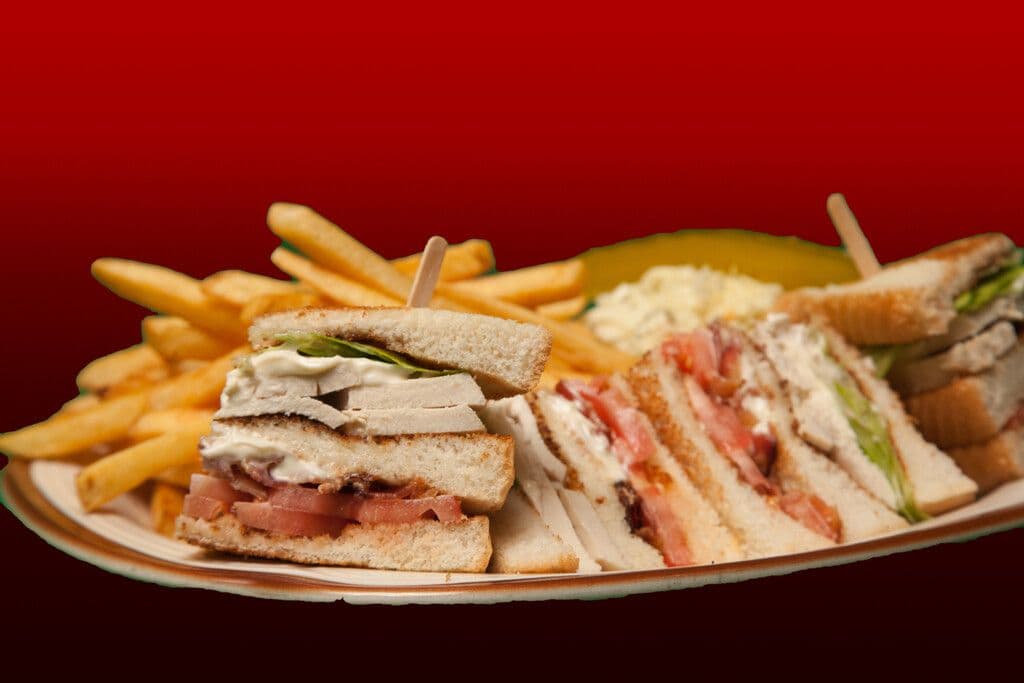 Sandwich Club avec frites / Club Sandwich with Fries