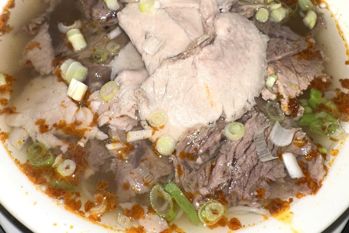 25. Central Vietnam Style Soup with Vermicelli and Sliced Beef and Pork