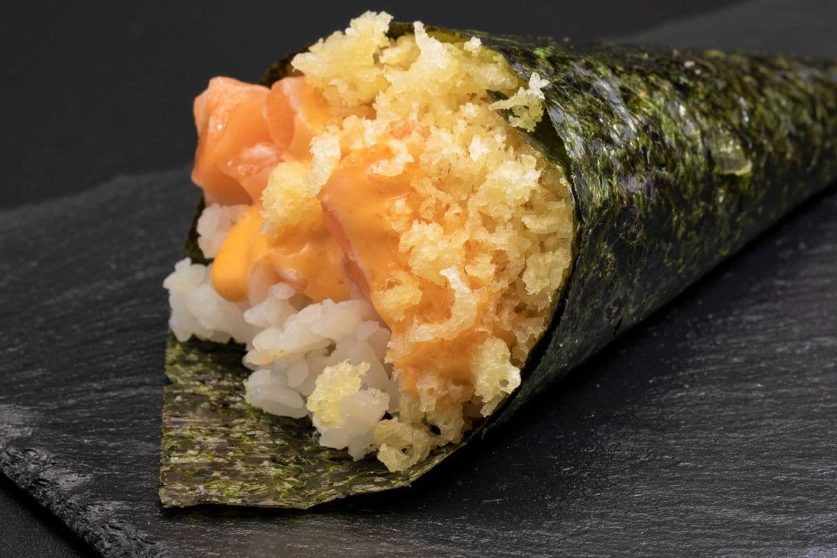 139. Spicy Salmon Hand Roll (1 pc)