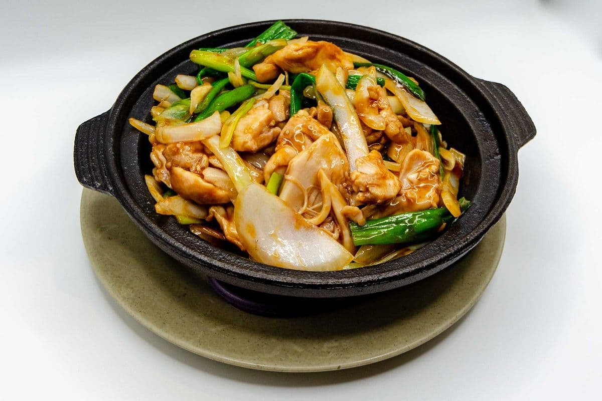 052 Braised Chicken with Ginger and Green Onion 薑蔥雞球煲