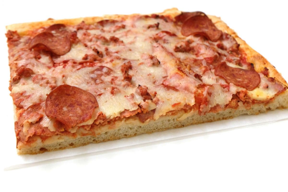 Pizza saucisse, pepperoni et fromage mozzarella