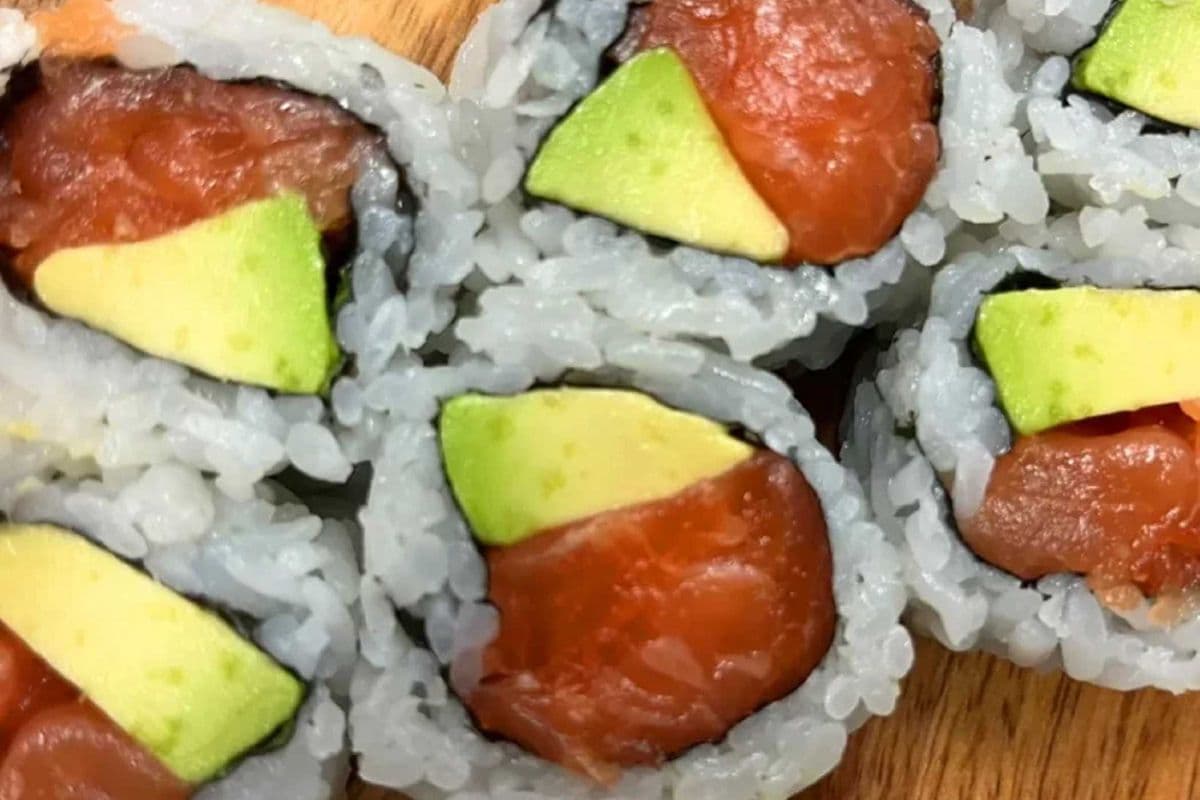 Avo Salmon Roll (6 pcs)