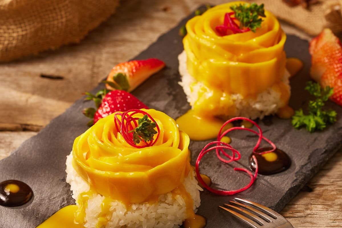 D2. Coconut Sticky Rice With Mango (1 pcs)