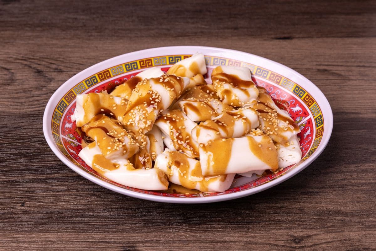 D02. Hong Kong-Style Rice Noodle Rolls with House Special Sauce (街邊混醬腸粉)