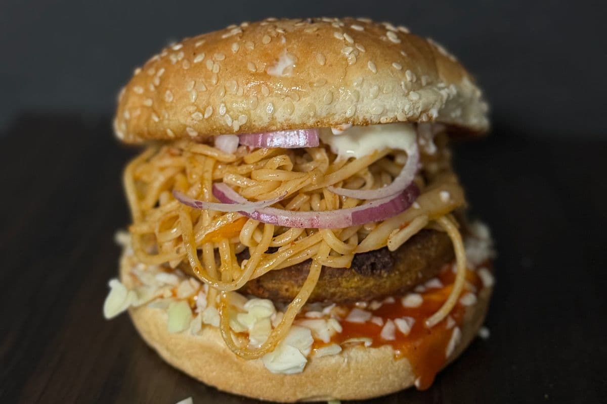 Aloo tikki noodle burger