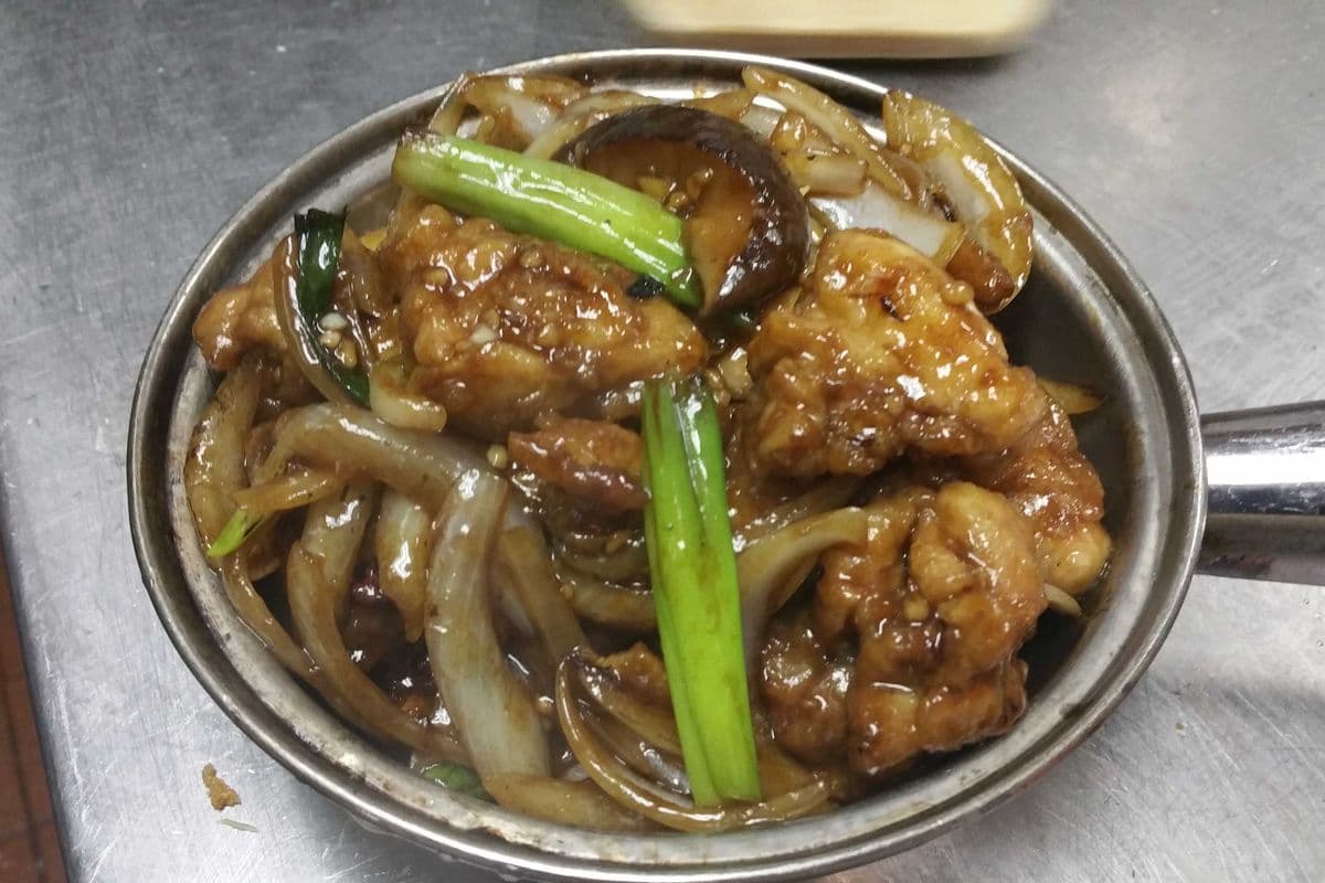 73. Sizzling Chicken 北菇姜葱炒鸡片煲