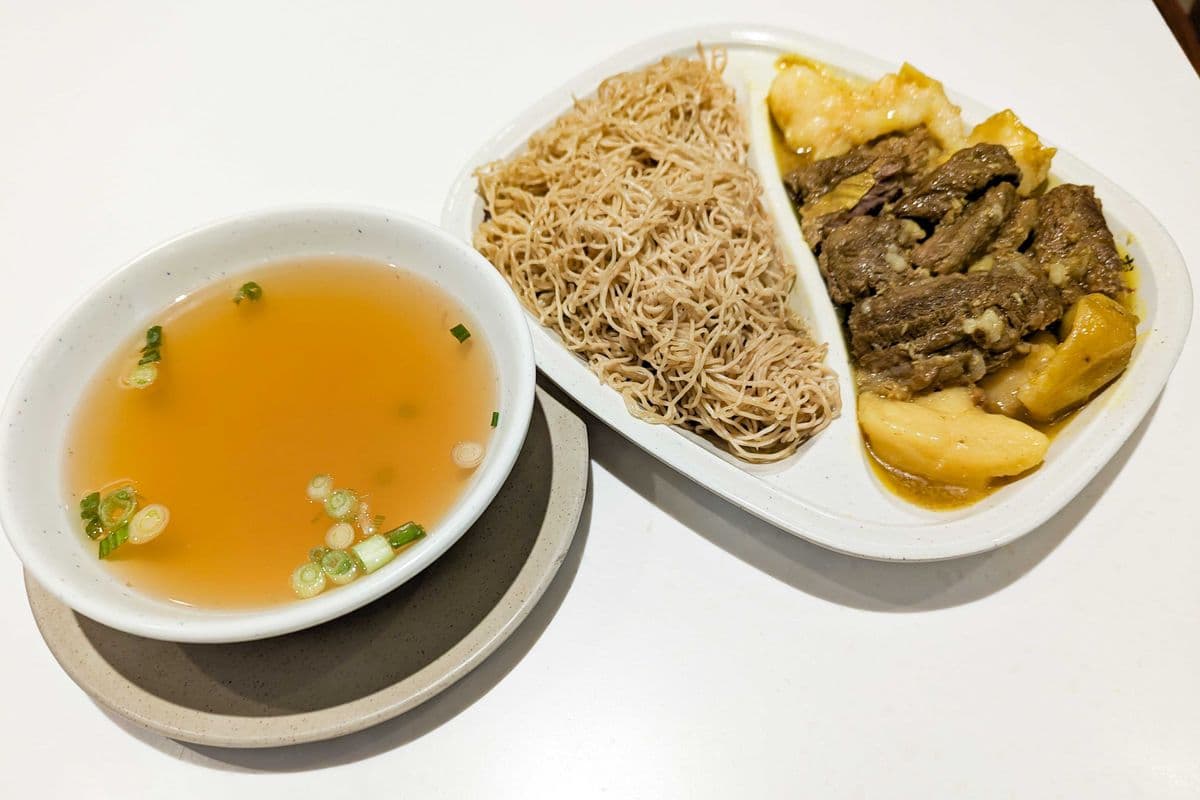 110 Curry Beef Brisket with Noodle 咖喱牛腩撈麵