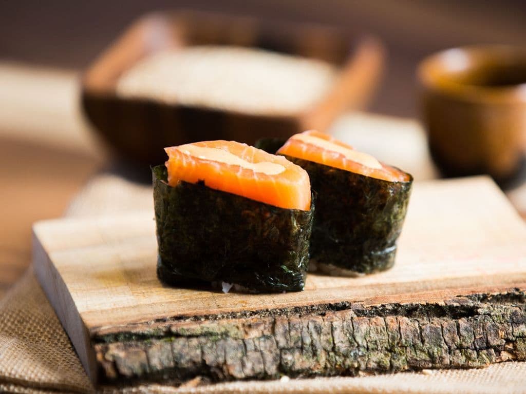 Spicy Salmon Sushi (2pcs)